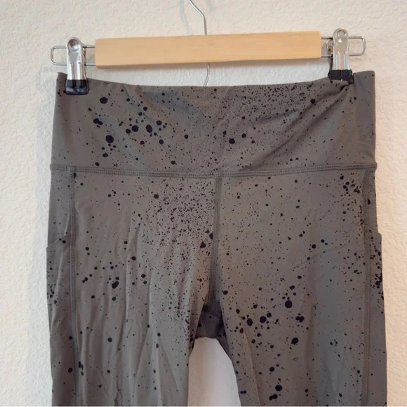 Vuori- Women’s Stride Legging in Oregano Splatter- Small
